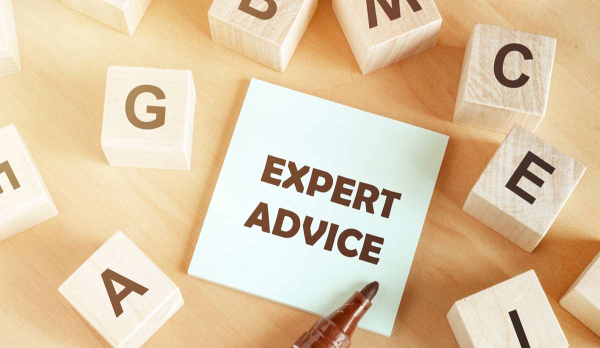 The words expert advice written on a notepad